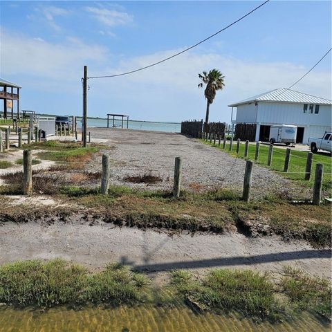 672 Northwest Dr, Rockport, TX 78382