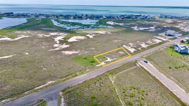 672 Northwest Dr, Rockport, TX 78382