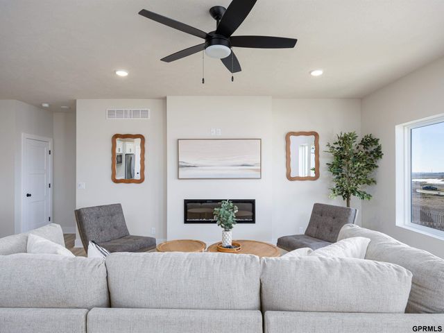 11666 S 124 Avenue, Papillion, NE 68046