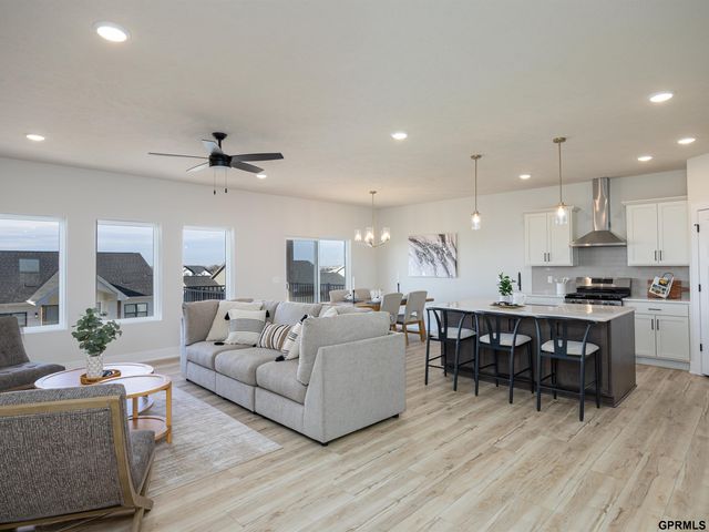 11666 S 124 Avenue, Papillion, NE 68046