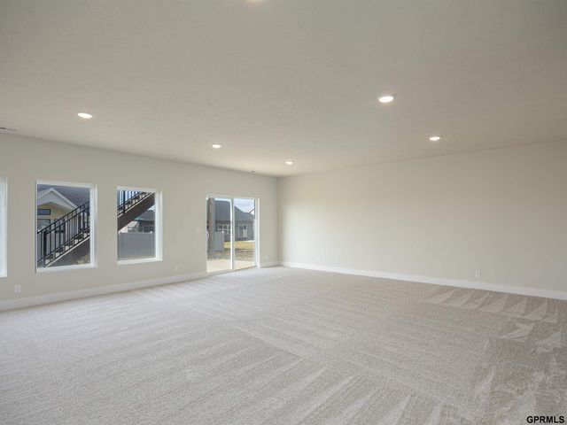 11666 S 124 Avenue, Papillion, NE 68046