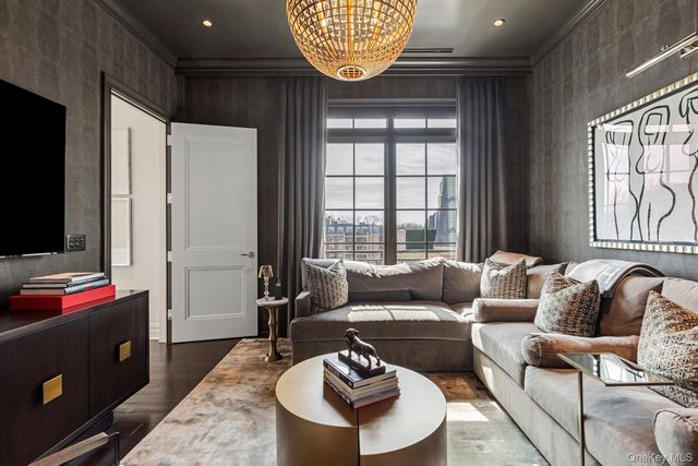 6000 Royal Court PENTHOUSE, North Hills, NY 11040