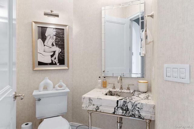 6000 Royal Court PENTHOUSE, North Hills, NY 11040