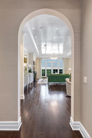 6000 Royal Court PENTHOUSE, North Hills, NY 11040