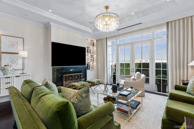 6000 Royal Court PENTHOUSE, North Hills, NY 11040