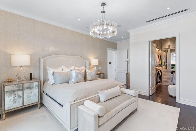 6000 Royal Court PENTHOUSE, North Hills, NY 11040