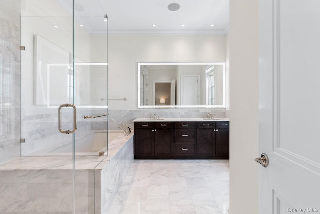 6000 Royal Court PENTHOUSE, North Hills, NY 11040