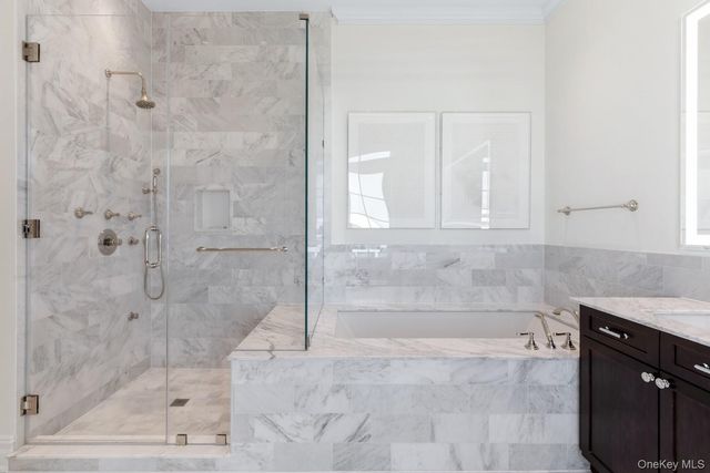 6000 Royal Court PENTHOUSE, North Hills, NY 11040