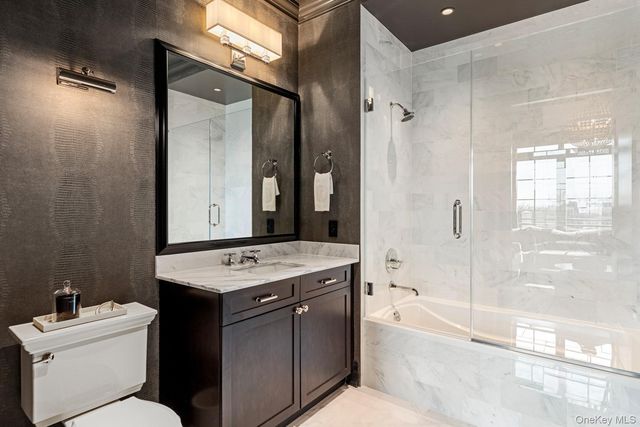6000 Royal Court PENTHOUSE, North Hills, NY 11040