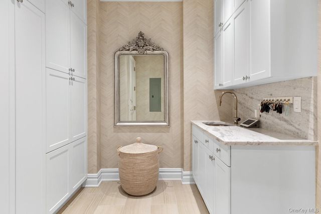 6000 Royal Court PENTHOUSE, North Hills, NY 11040