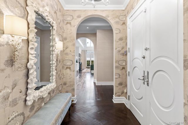 6000 Royal Court PENTHOUSE, North Hills, NY 11040