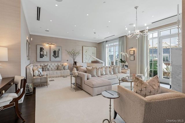 6000 Royal Court PENTHOUSE, North Hills, NY 11040
