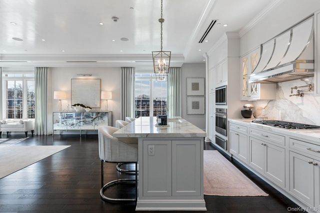 6000 Royal Court PENTHOUSE, North Hills, NY 11040