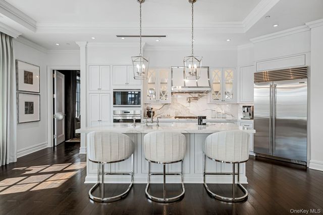 6000 Royal Court PENTHOUSE, North Hills, NY 11040
