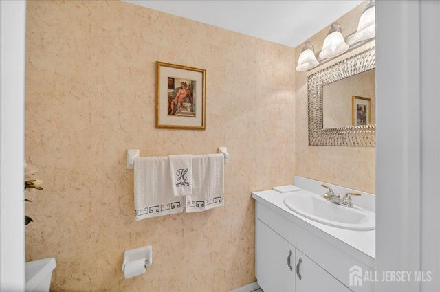 8 N Grand Avenue, Port Reading, NJ 07064