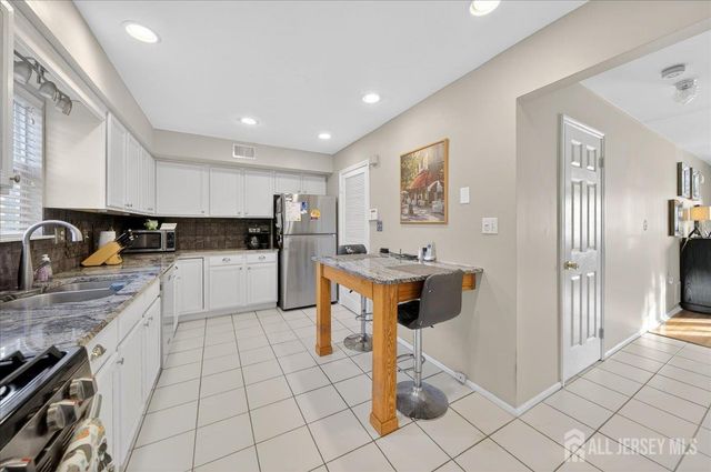 8 N Grand Avenue, Port Reading, NJ 07064