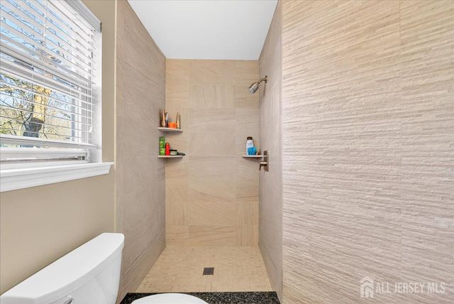 8 N Grand Avenue, Port Reading, NJ 07064