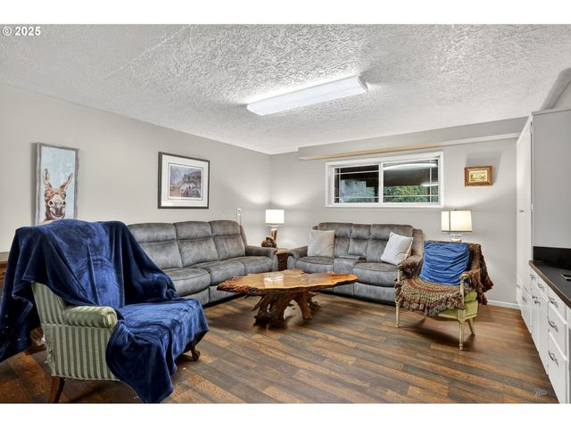 6635 Se DONCASTER Dr, Gladstone, OR 97027