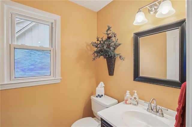 4121 NE Edgewater Court, Lee's Summit, MO 64064