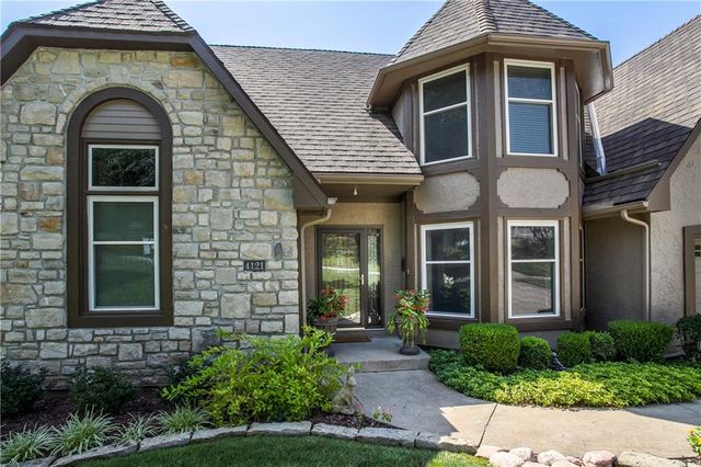 4121 NE Edgewater Court, Lee's Summit, MO 64064