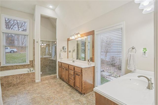 4121 NE Edgewater Court, Lee's Summit, MO 64064