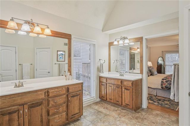 4121 NE Edgewater Court, Lee's Summit, MO 64064