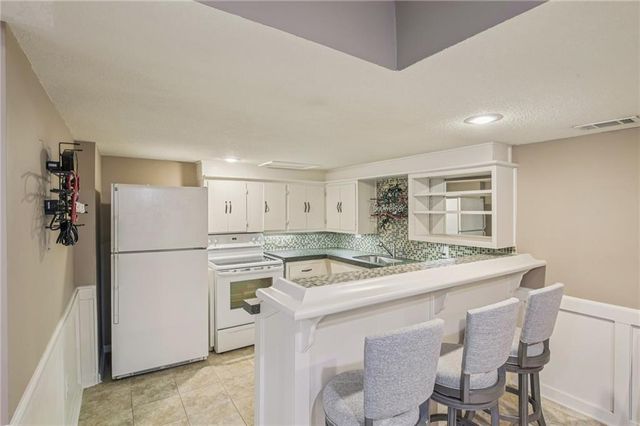 4121 NE Edgewater Court, Lee's Summit, MO 64064