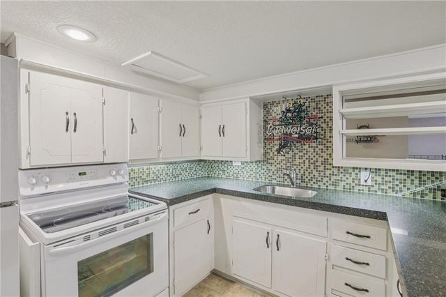 4121 NE Edgewater Court, Lee's Summit, MO 64064