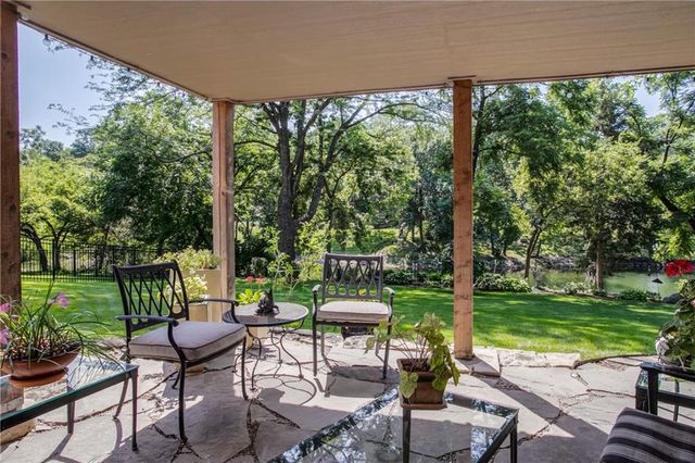 4121 NE Edgewater Court, Lee's Summit, MO 64064