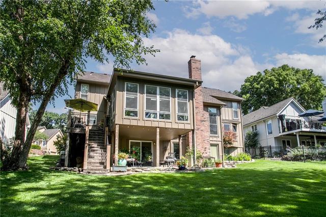 4121 NE Edgewater Court, Lee's Summit, MO 64064