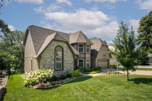 4121 NE Edgewater Court, Lee's Summit, MO 64064