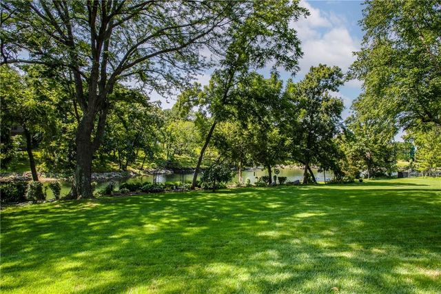 4121 NE Edgewater Court, Lee's Summit, MO 64064