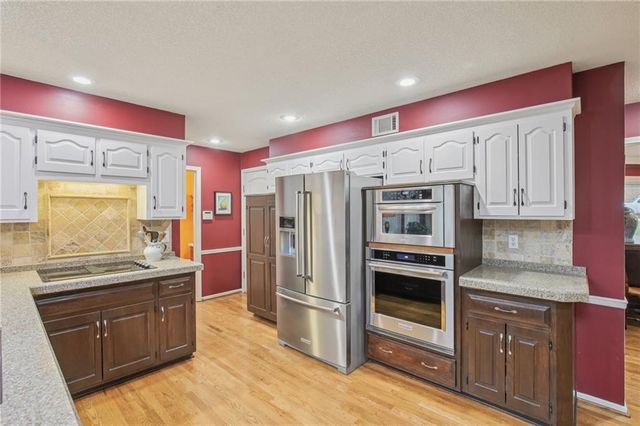 4121 NE Edgewater Court, Lee's Summit, MO 64064