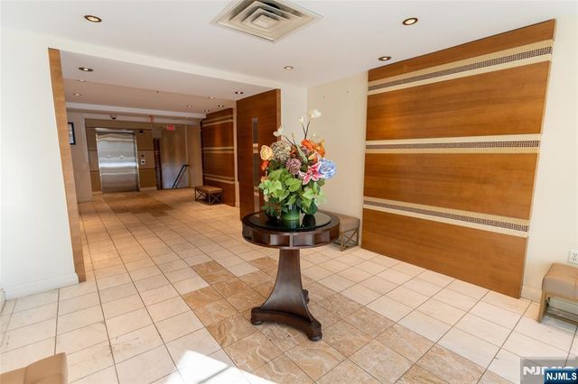 30 Freedomway 406, Jersey City, NJ 07305