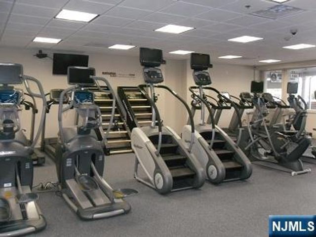 30 Freedomway 406, Jersey City, NJ 07305