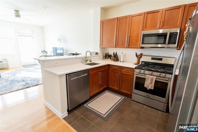 30 Freedomway 406, Jersey City, NJ 07305