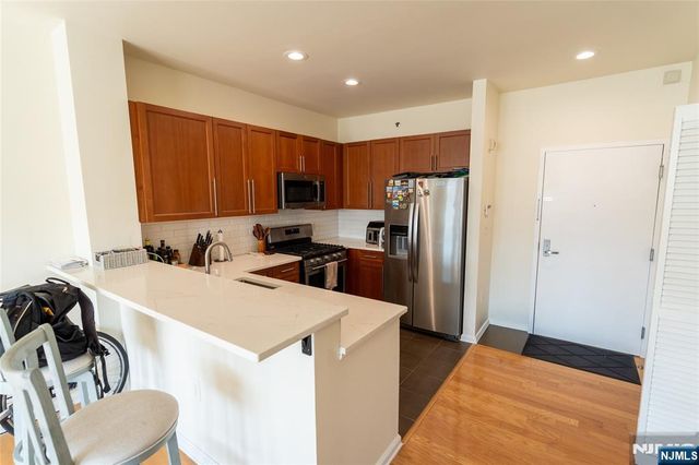 30 Freedomway 406, Jersey City, NJ 07305