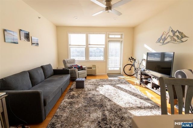 30 Freedomway 406, Jersey City, NJ 07305