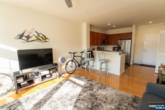 30 Freedomway 406, Jersey City, NJ 07305