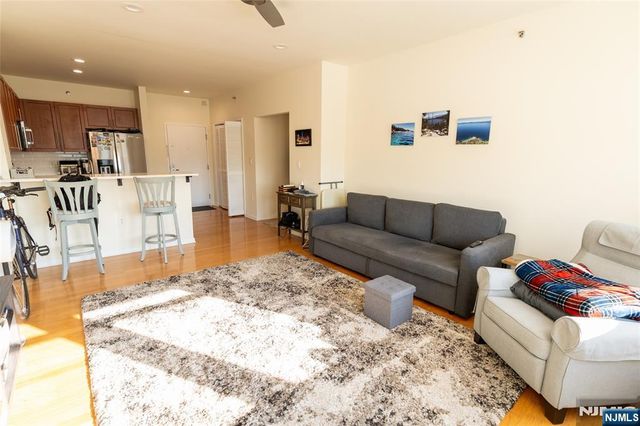 30 Freedomway 406, Jersey City, NJ 07305