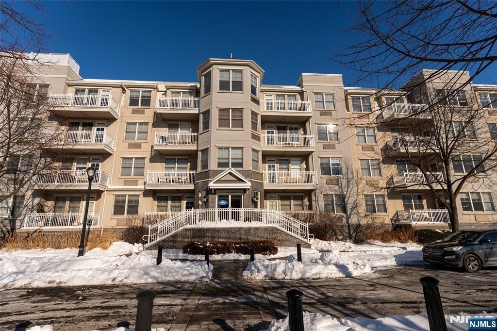 30 Freedomway 406, Jersey City, NJ 07305
