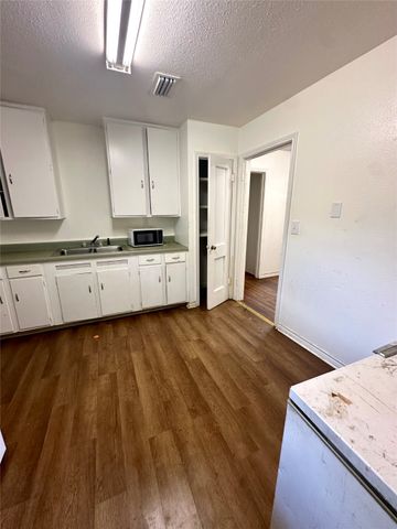 308 N Dallas Street, Groesbeck, TX 76642