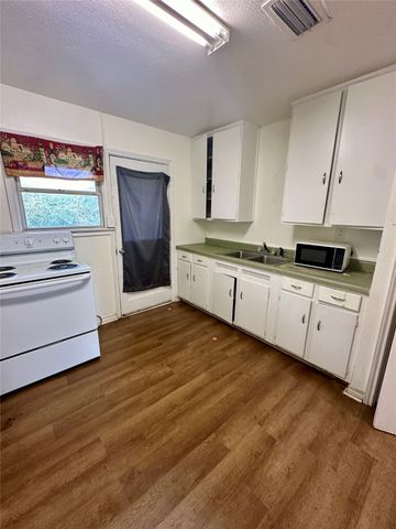 308 N Dallas Street, Groesbeck, TX 76642