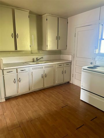 308 N Dallas Street, Groesbeck, TX 76642