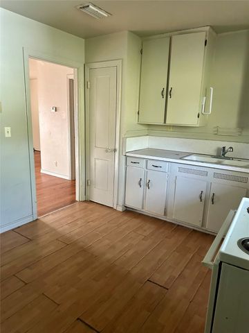 308 N Dallas Street, Groesbeck, TX 76642