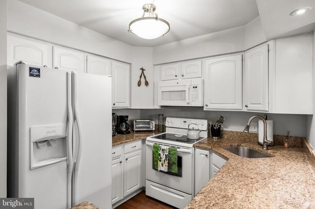302 KINGS CROFT, Cherry Hill, NJ 08034