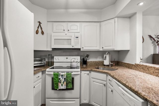 302 KINGS CROFT, Cherry Hill, NJ 08034