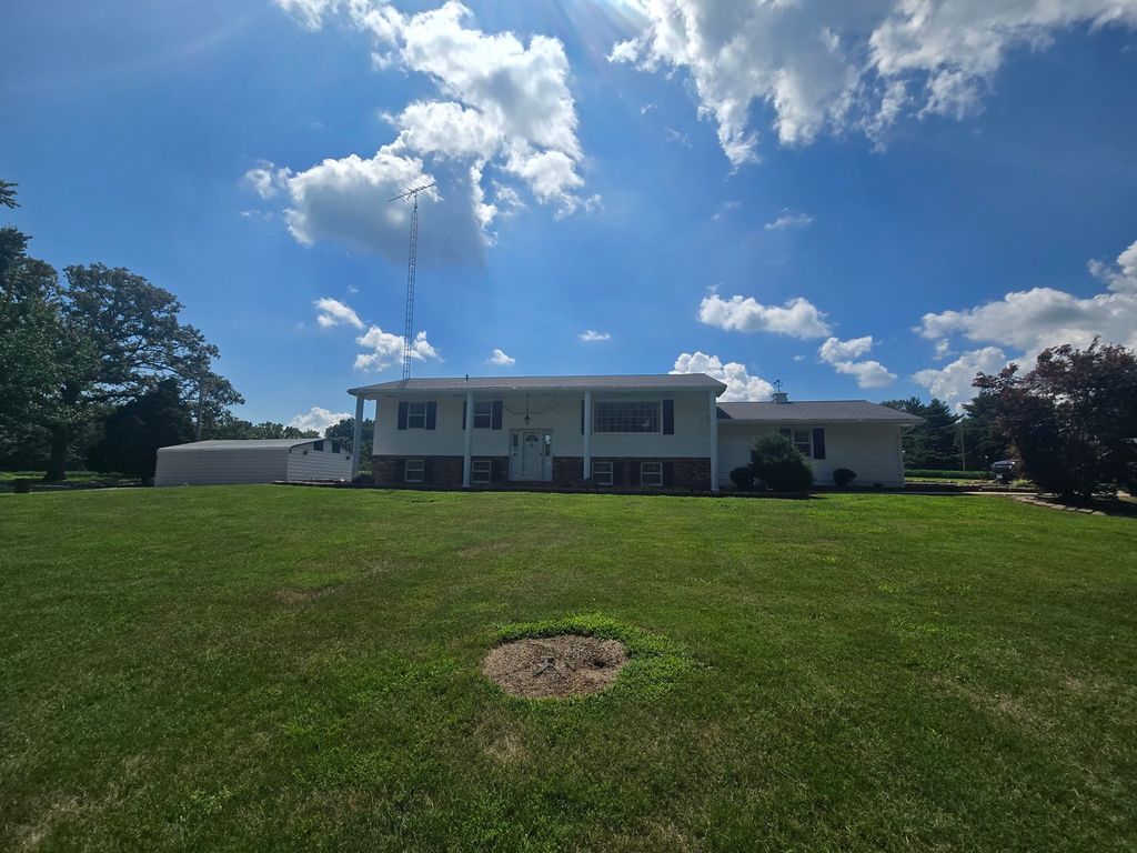 Image 1 of property listing at 11957 E Harrison Road, Mt Vernon, IL 62864