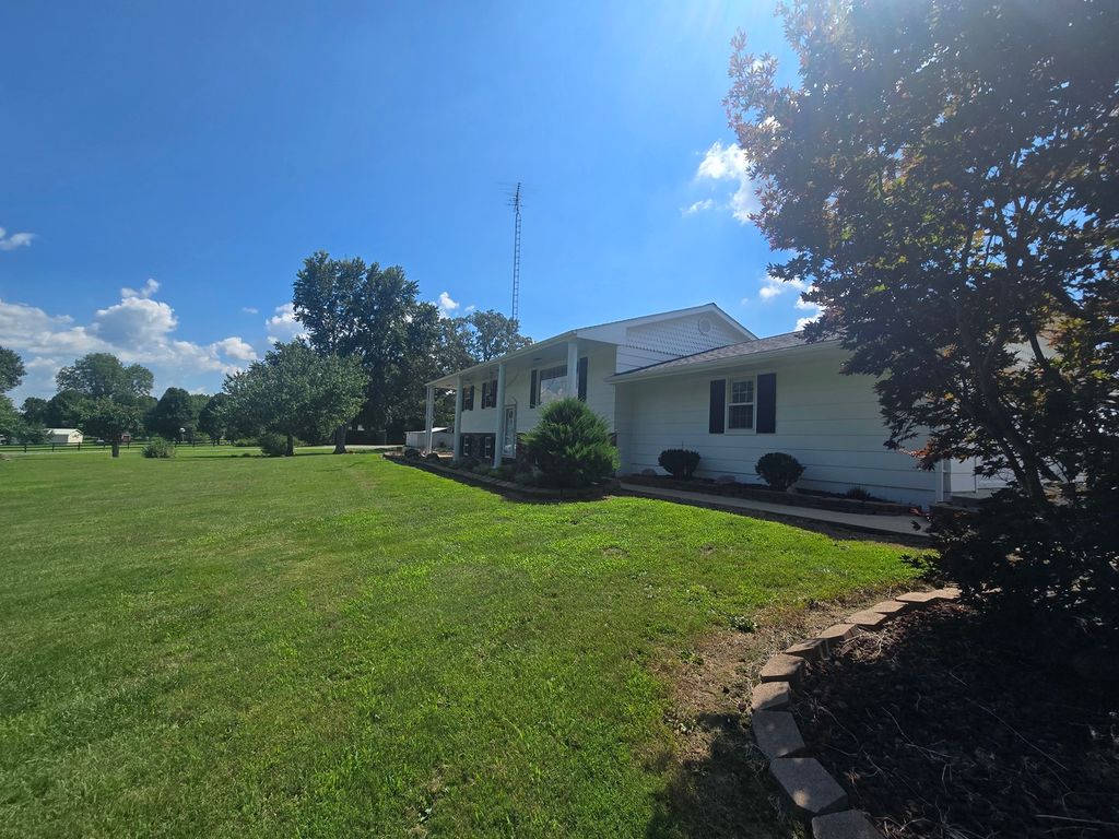 Image 2 of property listing at 11957 E Harrison Road, Mt Vernon, IL 62864