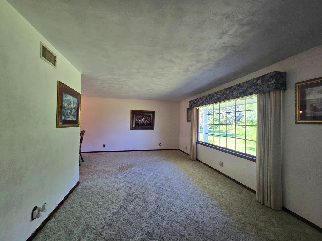Image 13 of property listing at 11957 E Harrison Road, Mt Vernon, IL 62864